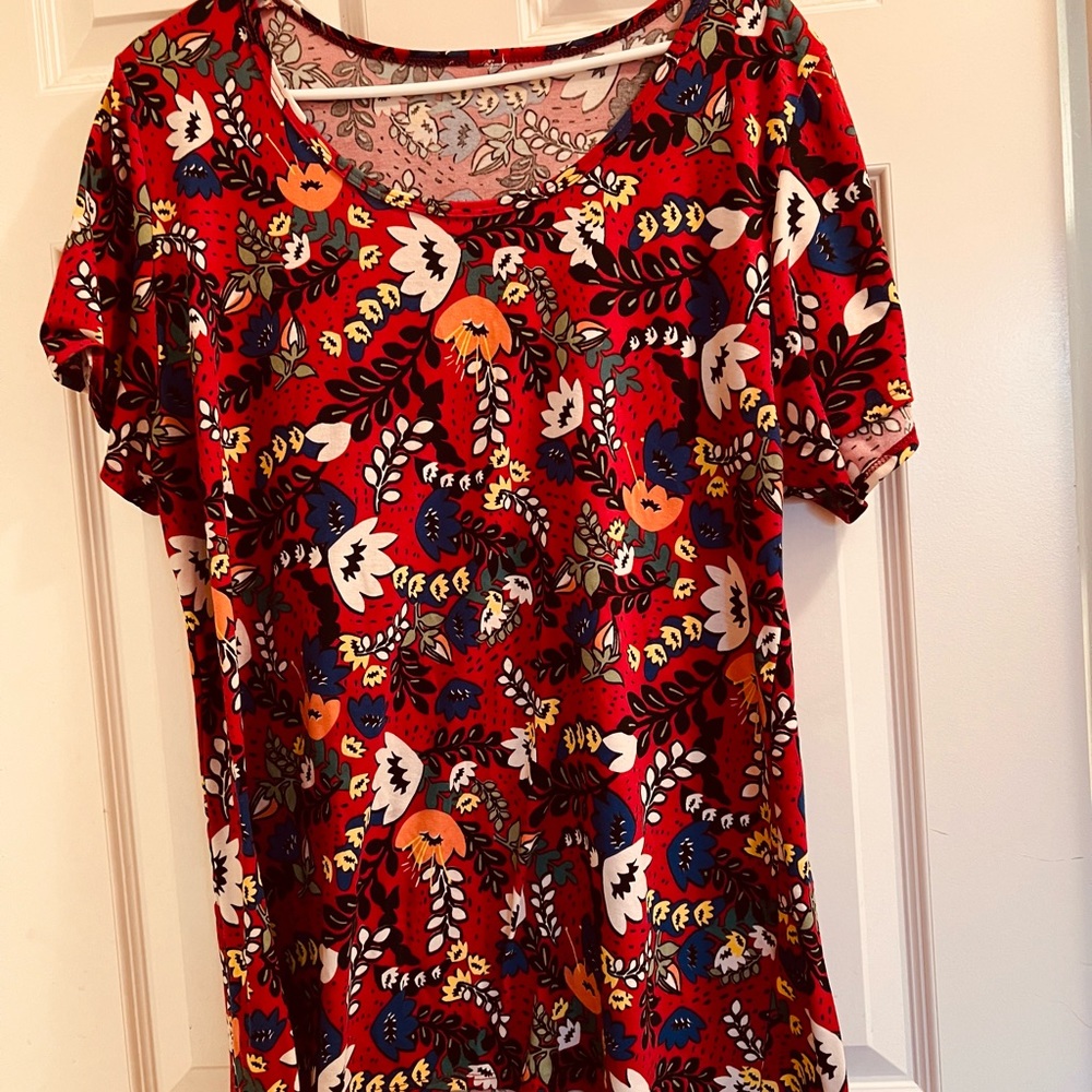 Lularoe ladies top. Tag unavailable. Size L.